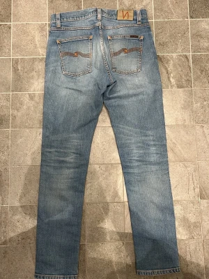 Nudie Jeans Lean Dean - Säljer dessa Nudie Jeans i modellen Lean Dean| Storlek: W30/L32| Skick: 8/10 (Ett hål på vänster ben samt en slitning på höger, annars bra skick)| Kontakta vid minsta lilla fråga eller fundering