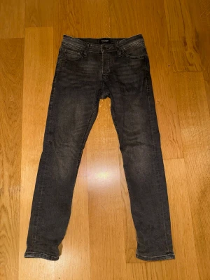 Mörk gråa slim fit jeans från Jack & Jones - Snygga mörkgråa slim fit jeans från Jack&Jones, jeansen är i väldigt fint skick och pris kan diskuteras!🤩