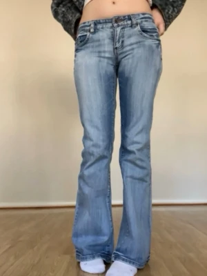 Lågmidjade jeans - Midjan är cirka 38 cm tvärs över! Säljer jeansen eftersom de inte används längre. Finns några fläckar (bild 3 och 4) men de märks inte av så mycket. Tryck inte på köp, kontakta mig först!