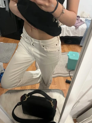 Vita raka jeans med hög midja - Säljer ett par vita jeans från bikbok me raka ben men dessa är jättefina. Dom är dock stora för mig drf ja vill sälja dem och de är i bra sick💕