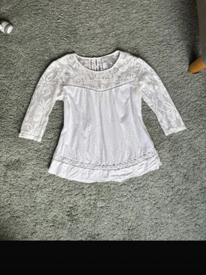 Blus med spets - Vit blus med spets och trekvartsärm