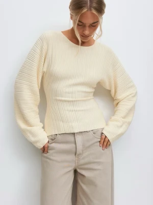 Krämvit ribbad stickad tröja - Säljer denna jättefina tröja pga av att den längre inte passar mig! Den är i skönt material och har använts en enstaka gång, den har inga fläckar eller andra deffekter. Tröjan är i storlek M och org.priset är 399kr. Kan skicka separat bild vid önskemål😊