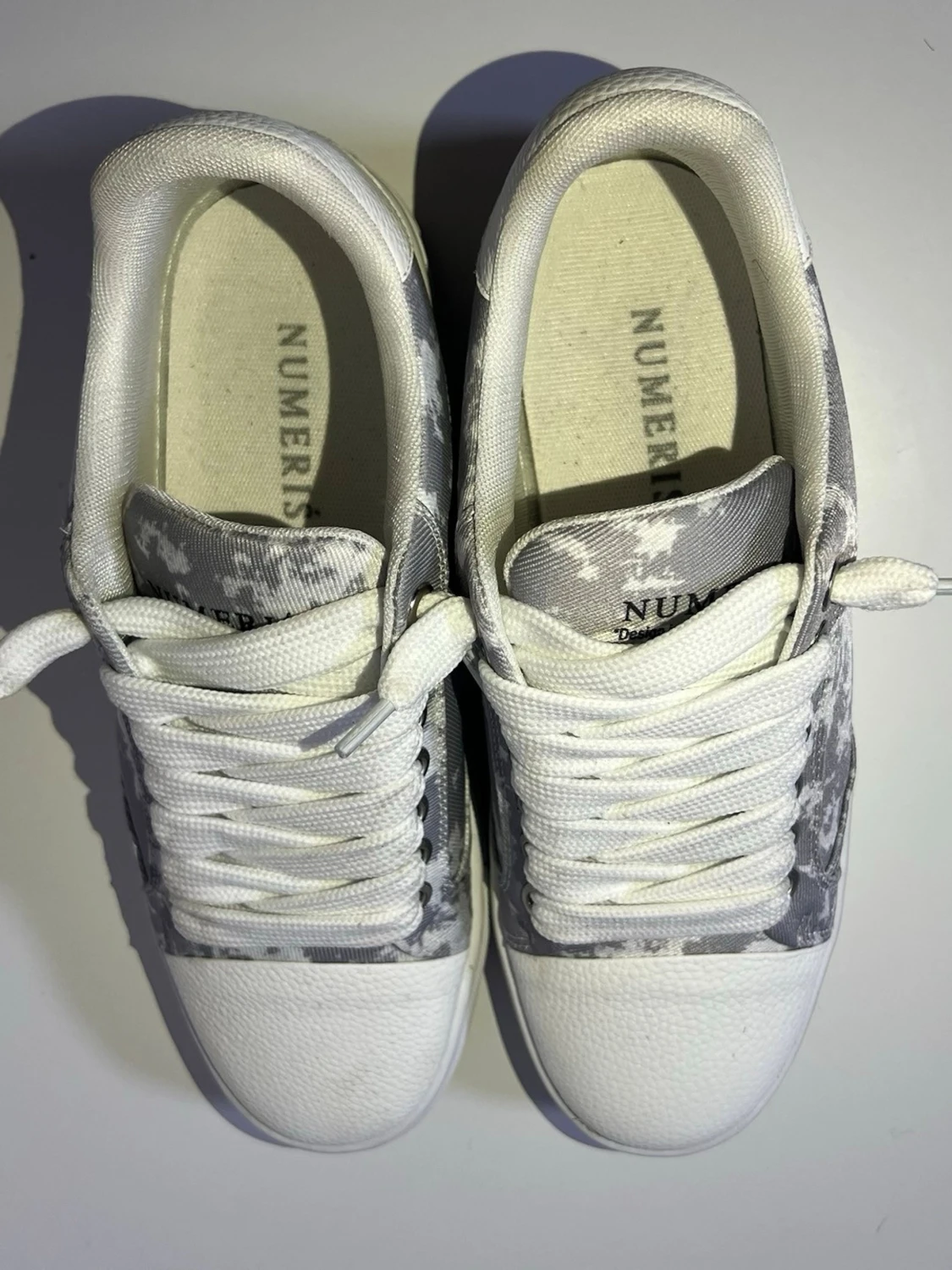 Gråvita sneakers från NUMERIS - 1