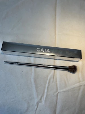 Ny Caia Cosmetics sminkborste  - Helt ny aldrig använd i storlek E28 från Bianca Ingrosso Caia  