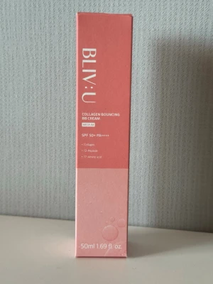 BLIV:U Collagen Bouncing BB Cream Medium - Ny och oöppnad! BLIV:U Collagen Bouncing BB Cream i nyansen Medium ger en naturlig finish och har SPF 50+ PA++++. Innehåller kollagen, 12-peptid och 17 aminosyror för extra vård. Kommer i en rosa tub på 50 ml.