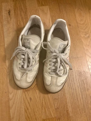 Adidas Sambas - Jätte fina sambas med rosa detaljer. Sulan i högra skon har lossnat, men går säkert att laga!