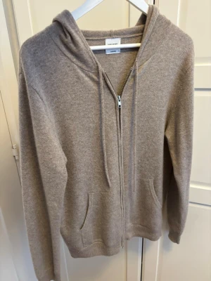 Beige cashmere hoodie från John Henric - Lite schysstare cashmere hoodie från John Henric,i storlek M. Priset är förhandlingsbart så de är bara att buda.