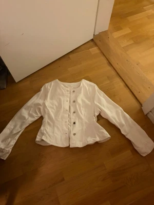 Vit jeans jacka - Från Gina. Känns som S.