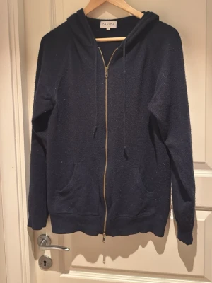 Mörkblå hoodie från Davida - 100% Kashmir hoodie me zip från Davida