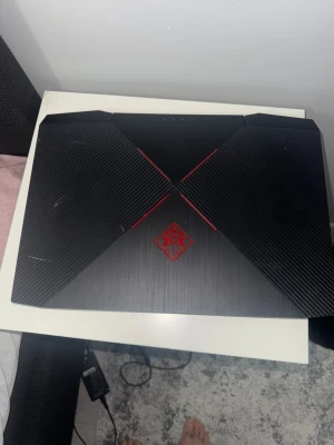 HP Omen gaming laptop svart/röd - Jag säljer min hp omen gaming laptop som fungerar väldigt bra för de flesta spel såsom Fortnite, CS2, Valorant, Apex mm  Specifikationer:  GPU: NVIDIA GTX 1050  CPU: Intel Core i5-7300HQ  RAM: 8 GB  Lagring: SSD  Skärm: 15.6" Full HD  Skick:  Datorn funger