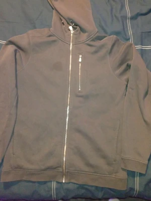 Sail Racing kofta - Säljer en grå kofta från Sail Racing. Säljs för 300 pågrund av fläcken 