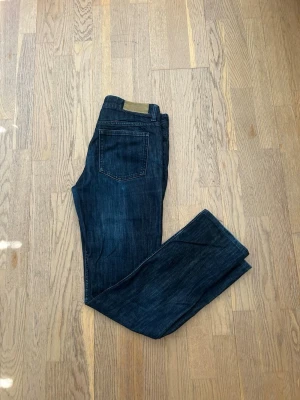 Acne jeans - Acne jeans som är lite selvedge liknande, snygga utan några deffekter, storlek 30/32