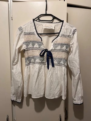 Blus Odd Molly strl 0 / XS - Blus i strl 0 från Odd Molly. Motsvarar en XS.
