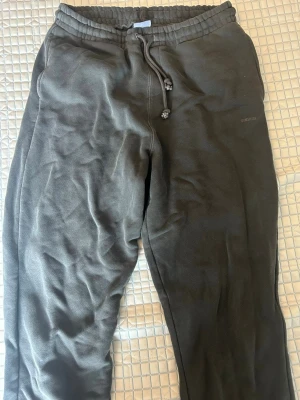 Gymshark Joggers - Gråa Gymshark joggers, loose fit. Vet inte exakt vilken kollektion, därav billigare pris. Aldrig använda. Storlek M.