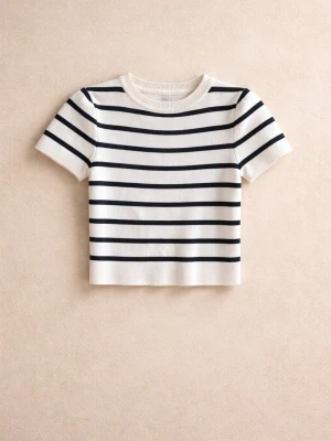 Randig croppad topp i polyester - Snygg vit och svart randig croppad topp med korta ärmar och rund hals. Tillverkad i mjuk polyester som känns skön mot huden. Perfekt för dig som gillar en enkel men trendig stil.