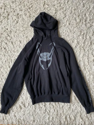 Loki hoodie  - Snygg Loki hoodie, officiell marvel merch. Används ej då den är för liten, har en liten fläck på framsidan.  