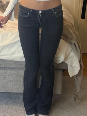 Svarta bootcut jeans från BikBok - Snygga svarta bootcut jeans från BikBok i lowwaist. Jeansen har en lätt utsvängd passform nedtill och är tillverkade i stretchigt denimtyg för skön komfort. Perfekta till en trendig vardagslook.