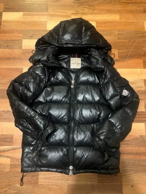 Moncler Maya svart - Säljer min svarta moncler maya i storlek S. Ganska använd QC scan funkar tyvärr inte.