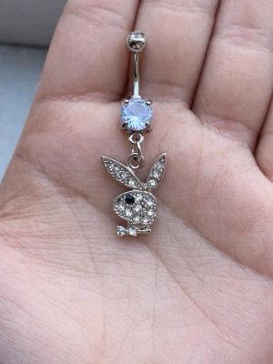 💍NY Playboy navelpiercing i 316L Kirurgiskt Stål💍 - 🔥 ERBJUDANDE: Få 30% rabatt när du köper 2 valfria piercingar! 🔥  Passa på att fynda och uppdatera din smyckessamling 💖 Skicka ett meddelande vid intresse eller frågor!