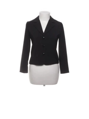 Svart kavaj med klassisk krage - Säljder denna svarta kavaj från Sellpy då den va väldigt liten och kort, storleken va ganska liten. Skriv för fler bilder ❤️