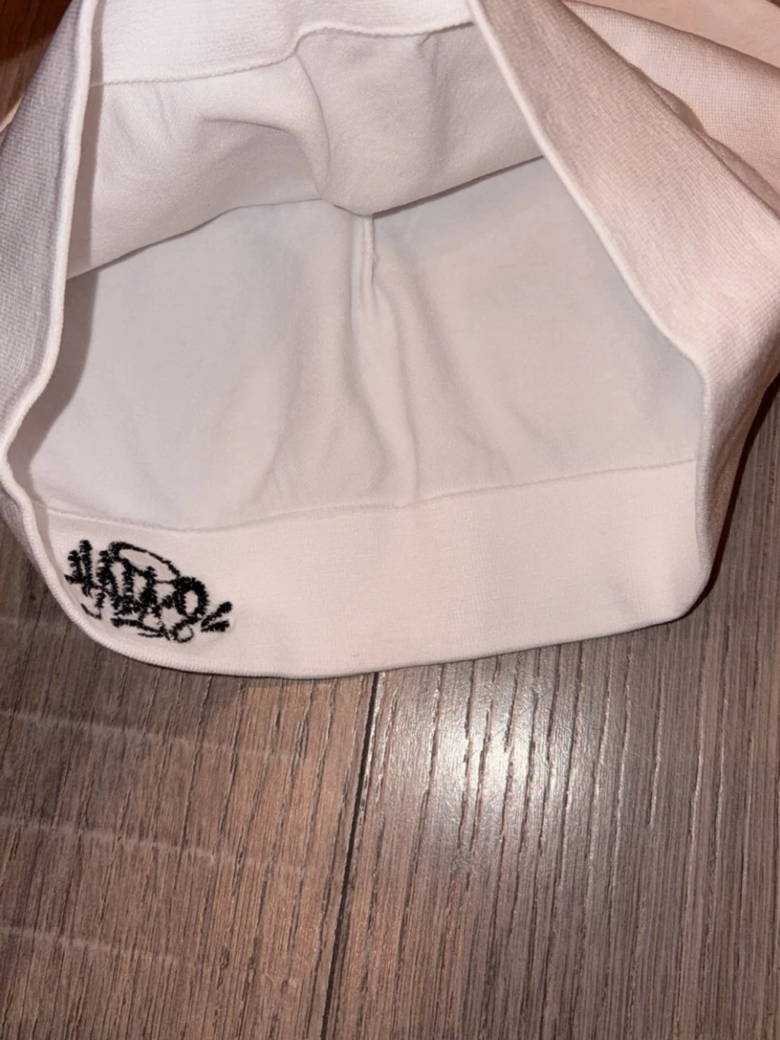 Vit syna world skull cap med svart broderad logga - 2