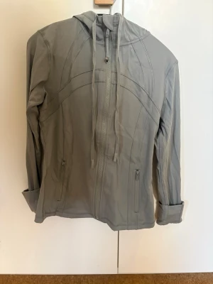 Grå define jacket lululemon - Använd några gånger, storlek 8 motsvarar M. Materil nulu