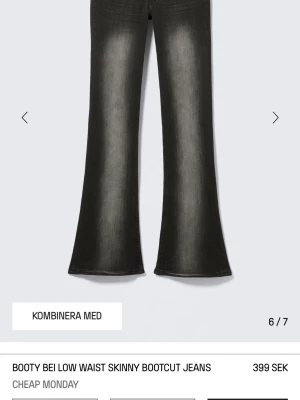 lågmidjade ”kvarg” Cheap monday jeans  - Låga svart/gråa jeans med ljusare shades. Köpt på weekday tror strl 28/30. Passar på mig som ca 160cm. Säljs då de ej kommer till användning. Accepterar oftast prisförslag❤️