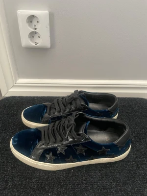 Saint Laurent skor - Saint Laurent sneakers. Cond 8/10. Inget og medföljer. Har digitalt kvitto. Kontakta gärna mig vid fler frågor eller funderingar!
