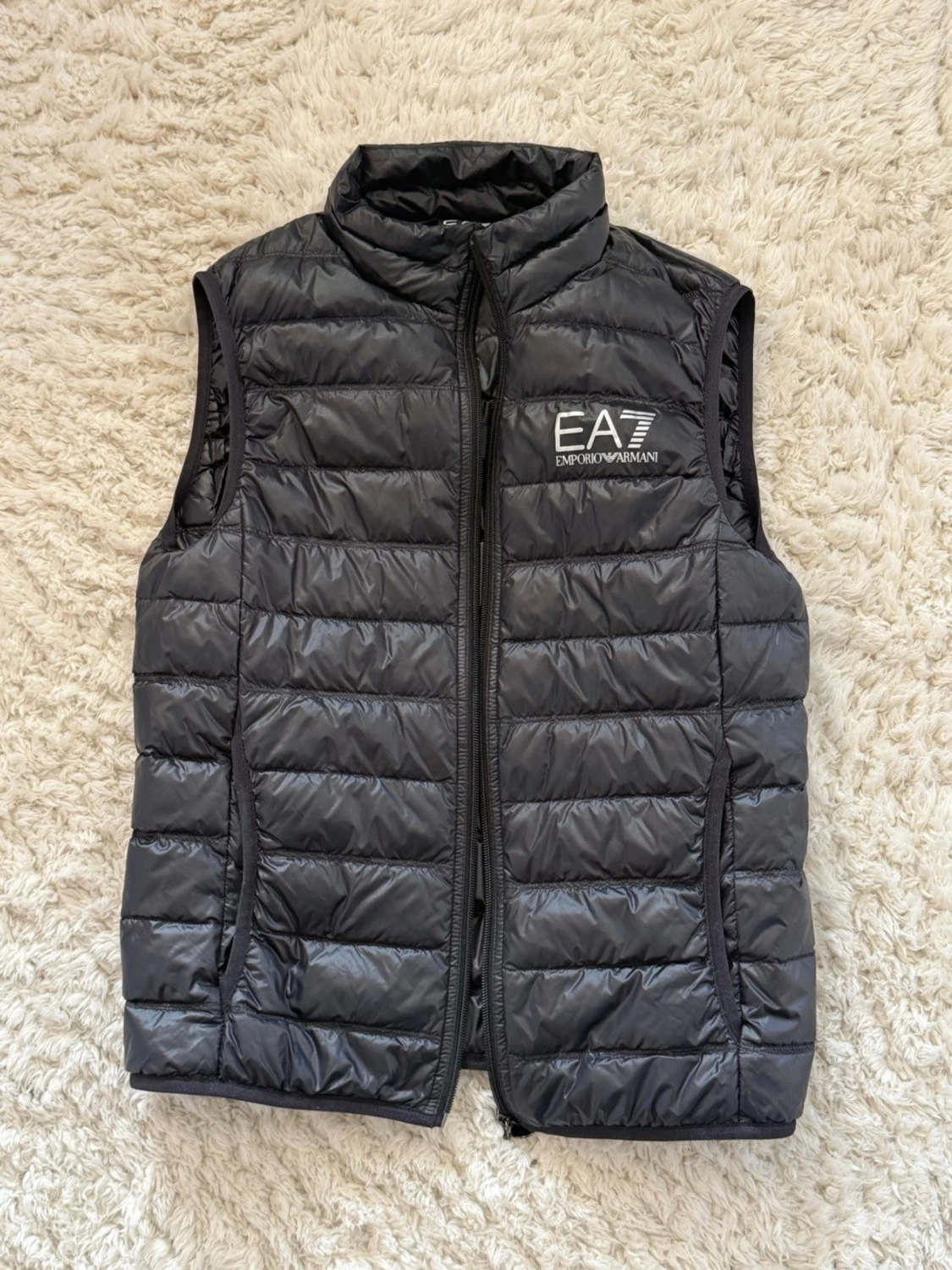 Äkta svart dunväst från EA7 Emporio Armani