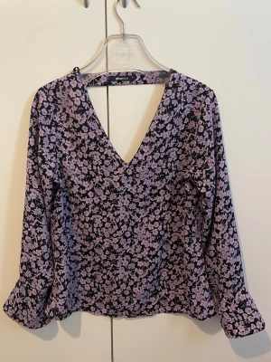 Lila blommig blus från Gina Tricot - Hur gullig blus?? Köptes för 459kr, säljer för 249kr! Använd 1 gång 