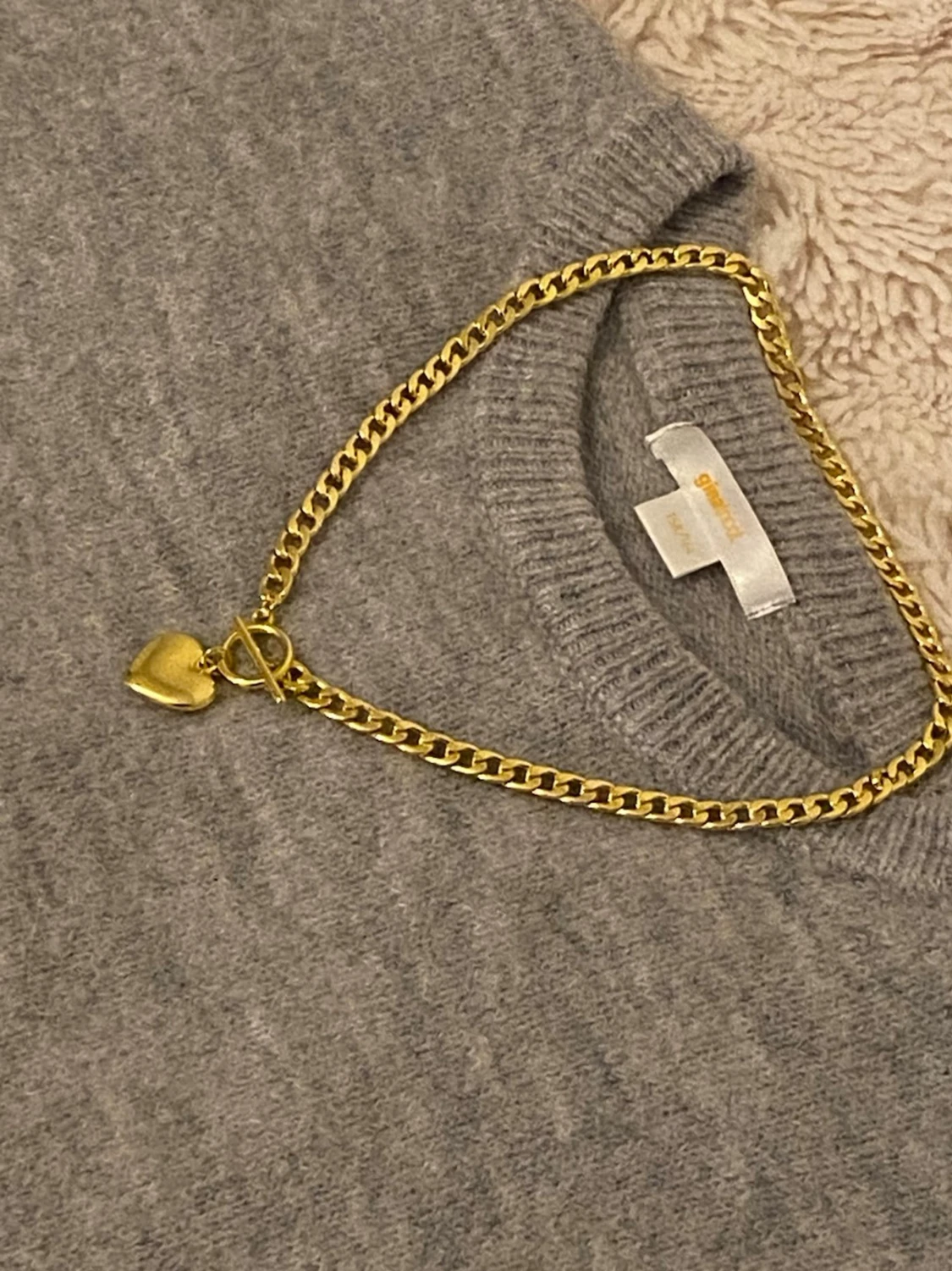 Guldigt halsband med hjärthänge