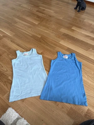 Två linnen stl 128 - Två stycken linnen från Kappahl i storlek 128. Fint skick 100% bomull