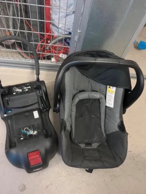 Svart och grå babyskydd med bas Axkid - Babyskydd i svart och grått med tillhörande bas. Används inte längre här hemma och förtjänar ett nytt hem 🤍 Säljer därför till ett riktigt bra pris. BEHÖVER TVÄTTAS!! 