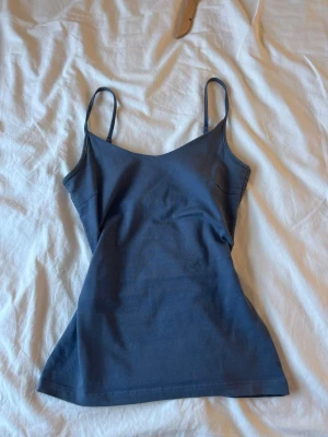 Tajt linne  - Säljer ett tajt blått linne från Lager 157 i stilen XS. 