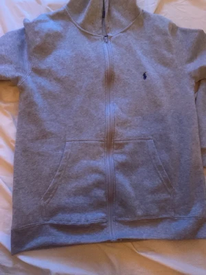 Ralph Lauren Zip - Tja säljer Ralph lauren zip tröja. Nyskick ej använd förut. Strl S passar även M. Hör av dig via intresse