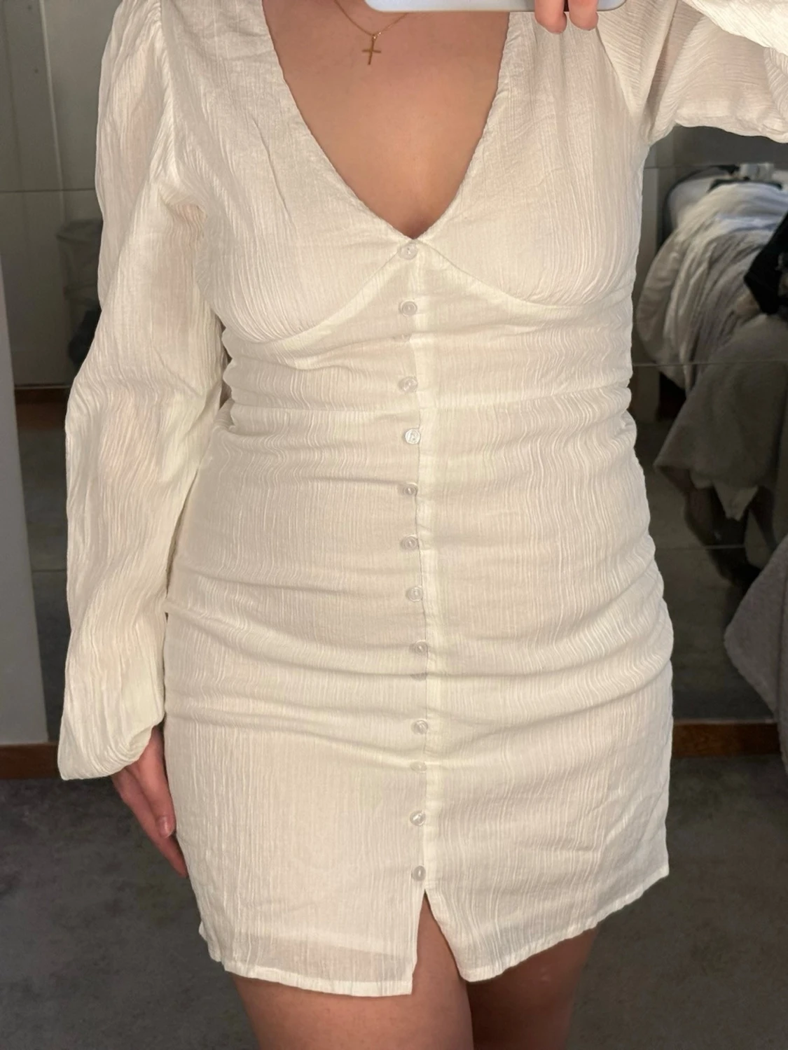 Vit kort omlottklänning med knappar