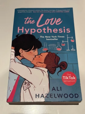 The Love Hypothesis av Ali Hazelwood - Helt ny bok
