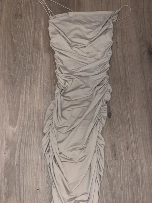 Klänning - Klänning från shein storlek xs, midi , för mer bilder kontakta! 