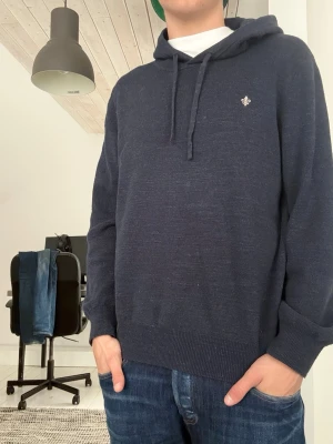 Mörkblå hoodie från Morris  - Mörkblå hoodie från Morris! Size L, jag är ca 180 o väger runt 80 kg 