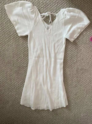 Vit klänning med volang armar💓 - En jättefin kläning ifrån only i storlek s! Skriv för fler bilder eller funderingar!💕