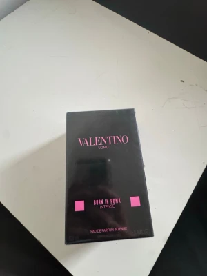 Valentino Uomo Born In Roma Intense EdP - Valentino Uomo Born In Roma Intense Eau de Parfum är en lyxig herrparfym i en svart och rosa förpackning. Flaskan rymmer 100 ml och doften är intensiv och modern, perfekt för dig som gillar exklusiva och djärva parfymer kostar 1200 hos kicks men säker för 699 och priset kan diskuteras.