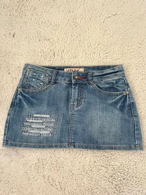 Jeanskjol - Super cool jeanskjol som tyvärr ej passar mig längre, i super bra skick 💞 midjemått 36, längd 30 ish