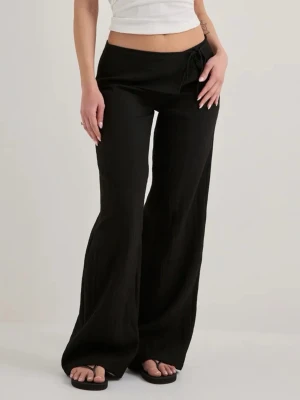 Byxor - Svarta lågmidjade linnebyxor med trendig detalj vid midjan. Endast använda ett fåtal gånger. Passar perfekt till våren och sommaren!🩷