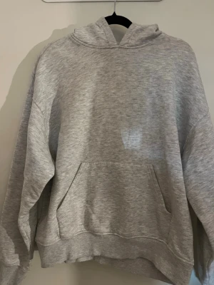 Hoodie från Gina - Grå hoodie från Gina. Fint skick, använd några gånger. Storlek S