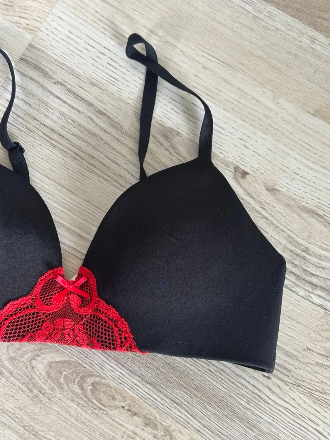 Svart bh utan bygel med röd spetsdetalj - 1
