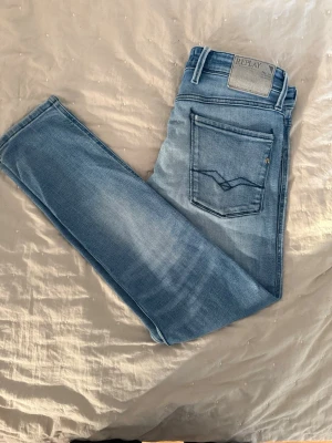 Replay Jeans 32/32 - Säljer dessa riktigt snygga jeans från replay som är perfekta nu till våren. Det är storlek 32/32. De har små slitningar i nedre kant på byxbenen se sista bilden, annars riktigt fint skick. Tveka inte på att fråga vid funderingar!