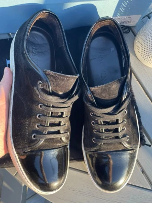 Svarta Lanvin Skor - Tjena, säljer dessa tvärfeta lanvins då dom börjar bli för små. Har inte använts jätte mycket och är i jättebra skick. Nypris: 4499kr Mitt pris: 2299kr men kan diskuteras. Självklart äkta! Tvärfeta skor nu inför sommarn☀️🌹