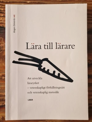 Lära till lärare kursbok Liber - Kurslitteratur med titeln 'Lära till lärare', redigerad av Jörgen Dimenäs. Innehåller teori om läraryrket, vetenskapligt förhållningssätt och metodik. Perfekt för lärarstudenter.