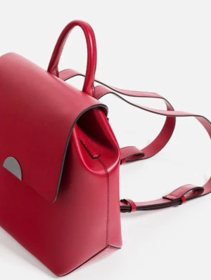 ZARA Röd minimalistisk ryggsäck i läder - Snygg röd ryggsäck i slätt läder med stilren, minimalistisk design. Väskan har ett lock med metallspänne och justerbara axelband. Perfekt för dig som gillar enkel och modern stil. Rymmer det viktigaste och funkar till både skola och city.