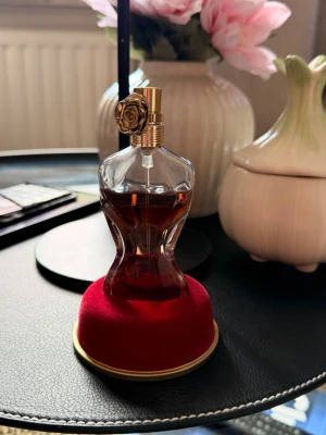 Jean Paul Gaultier La Belle - Säljer La Belle från Jean Paul Gaultier.  * Ca 60–70% kvar (se bild) * Söt, varm och sensuell doft * Originalflaska * Förvarad mörkt och svalt  Säljs då den inte används längre 